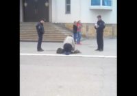 Полицейские в Минводах заставили инвалида ползти в отдел