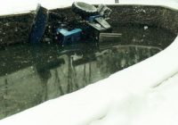 В Кисловодске трактор упал в пруд