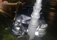 В Кисловодске водитель сбил фонарный столб